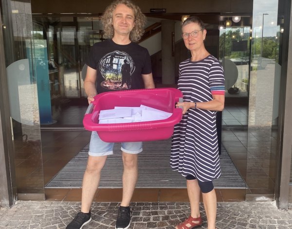Andreas Filler und Martina Backens übergeben die gesammelten Einsprüche am Homburger Rathaus